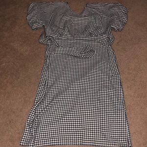 Zara XXL Houndstooth/black and white  dress with puff sleeves-back v and belted